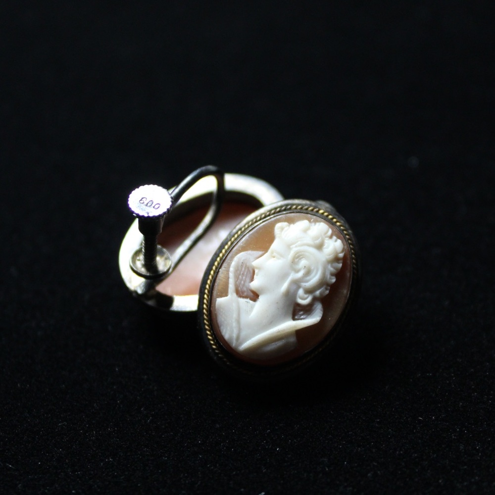 Stunning Victorian Screw back Cameo earrings